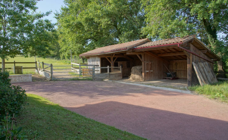 Villa d'exception avec piscine et box à chevaux