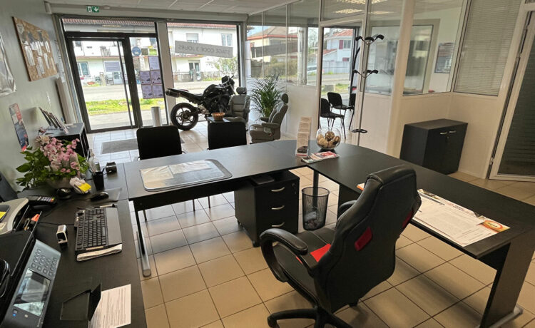LOCAL COMMERCIAL AVEC PARKING 1