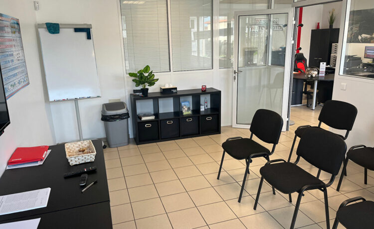 LOCAL COMMERCIAL AVEC PARKING 3