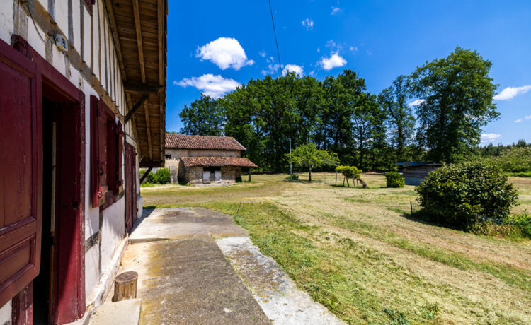 Ferme landaise, 2 dépendances, 1,4 ha de terrain