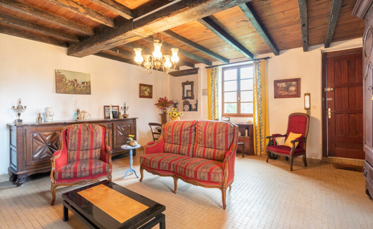 Maison de Caractère au Charme Authentique - Une Opportunité Rare 4