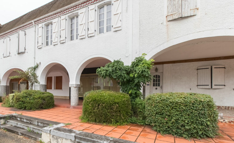 Ensemble immobilier avec local commercial ARZACQ 1