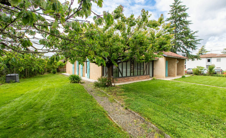 Maison avec commerces à pied 1