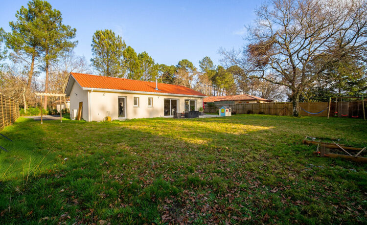 Maison lumineuse contemporaine en lisière de forêt