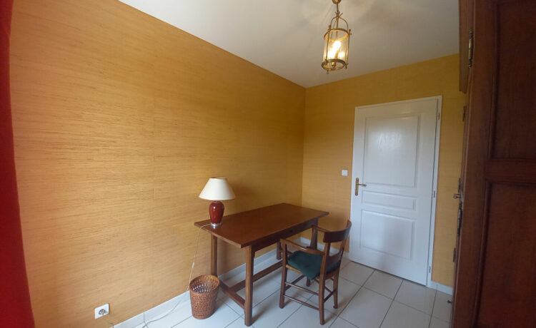 Maison 2 chambres et 1 bureau avec jardin