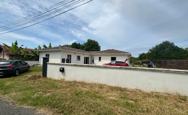 Maison de Plain Pied Entièrement Rénovée en Campagne à Vendre 1