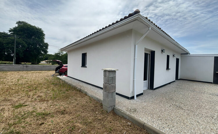 Maison de Plain Pied Entièrement Rénovée en Campagne à Vendre 2
