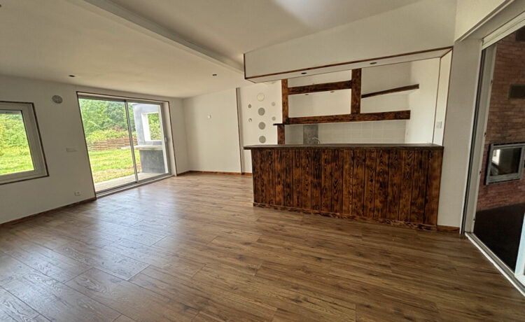 Maison de Plain Pied Entièrement Rénovée en Campagne à Vendre 4