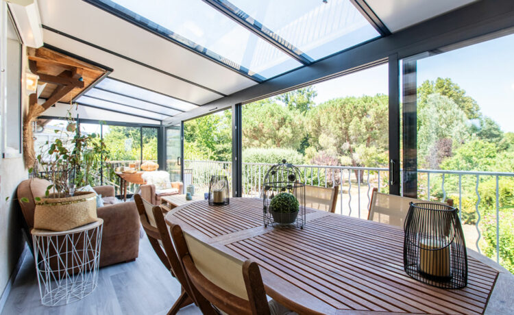 Maison rénovée avec commerces à pied 1