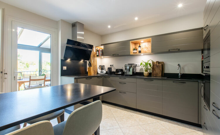 Maison rénovée avec commerces à pied 2