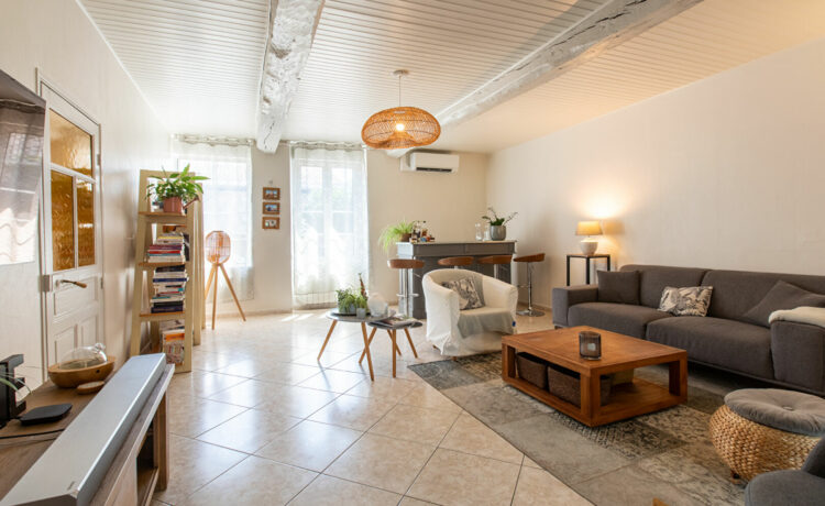 Maison rénovée avec commerces à pied 3