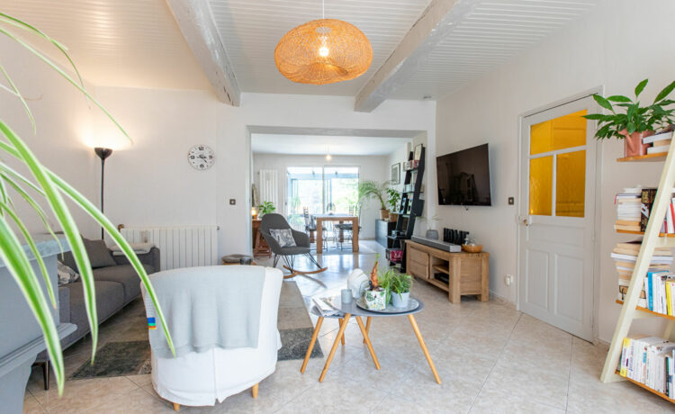 Maison rénovée avec commerces à pied 4